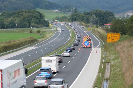 Pred izvozom Ivančna Gorica v smeri Ljubljane je gost promet z zastoji